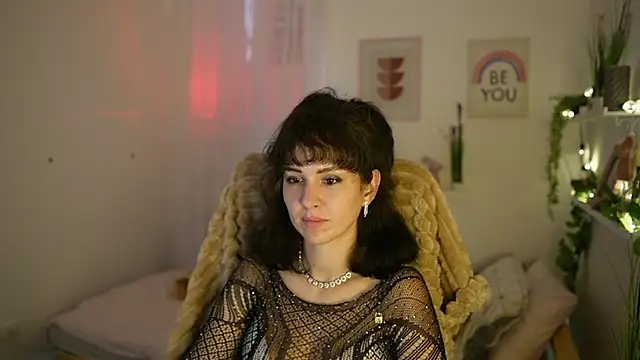 Snapshot of Daisy_Lowe chatting on 07.28.26 Daisy Lowe online show from 07.28.26
