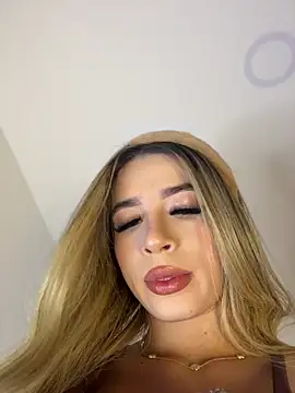 Snapshot of Lola-Blondie chatting on 07.24.26 Lola-Blondie online show from 07.24.26