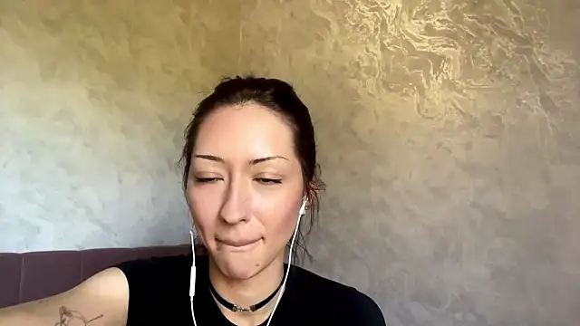 Snapshot of CarolynHale chatting on 06.29.26 CarolynHale online show from 06.29.26