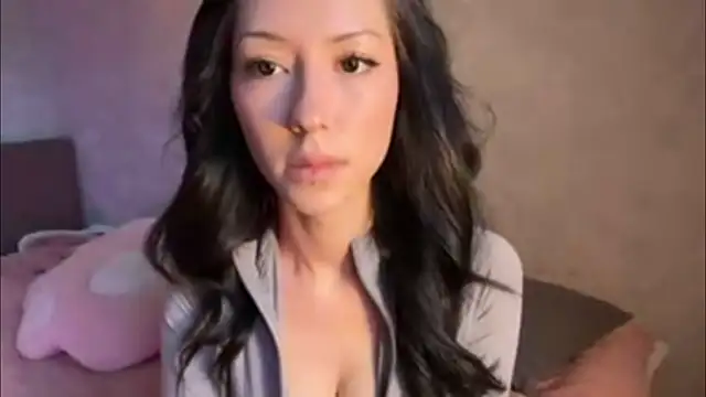 Snapshot of CarolynHale chatting on 07.18.26 CarolynHale online show from 07.18.26