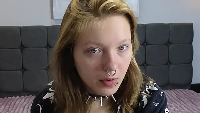Snapshot of LauraLowe chatting on 07.04.26 LauraLowe online show from 07.04.26