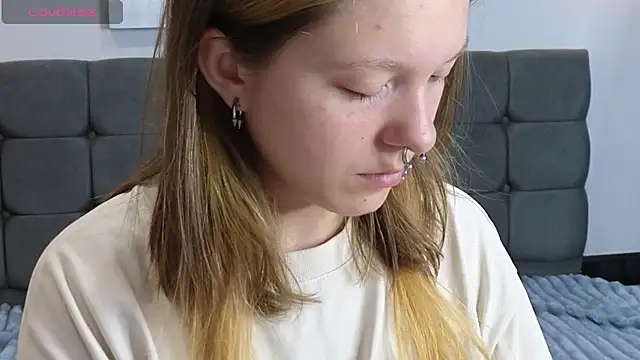 Snapshot of LauraLowe chatting on 07.23.26 LauraLowe online show from 07.23.26