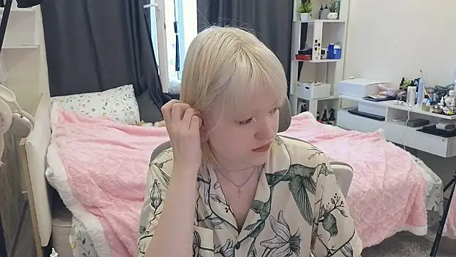 GlimmerGirl  online show from 07.24.26
