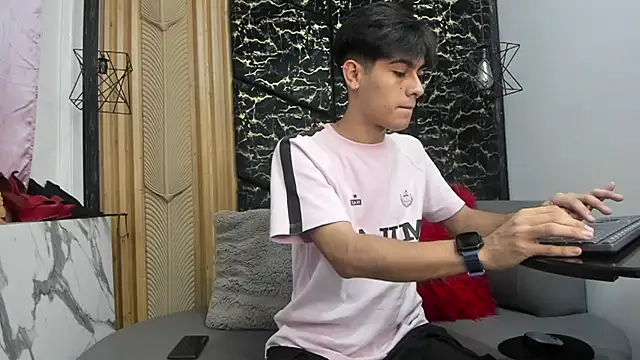 TaylerCruz online show from 07.04.26