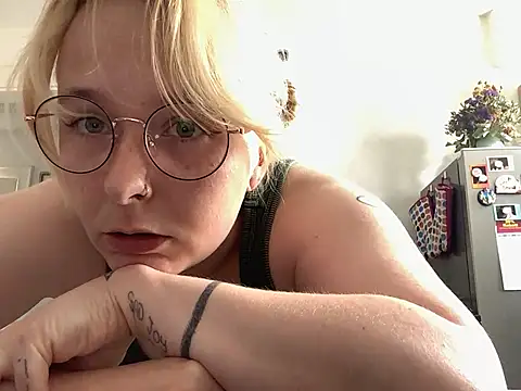 Snapshot of Cariniii chatting on 07.14.26 Cariniii online show from 07.14.26