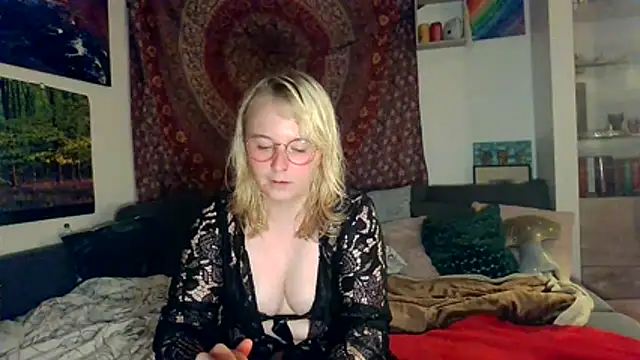 Snapshot of Cariniii chatting on 07.15.26 Cariniii online show from 07.15.26