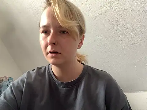 Snapshot of Cariniii chatting on 07.17.26 Cariniii online show from 07.17.26