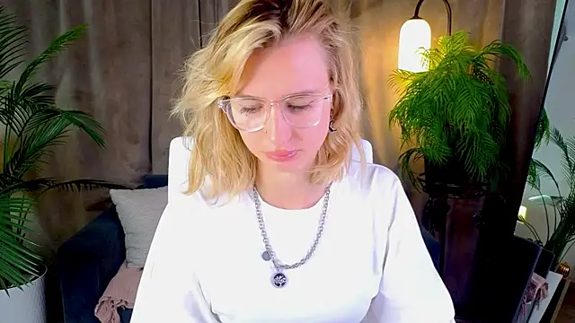 Snapshot of NoraMoreau chatting on 07.19.26 NoraMoreau online show from 07.19.26