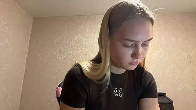 Snapshot of blondegirl2026 chatting on 07.20.26 blondegirl2026 online show from 07.20.26