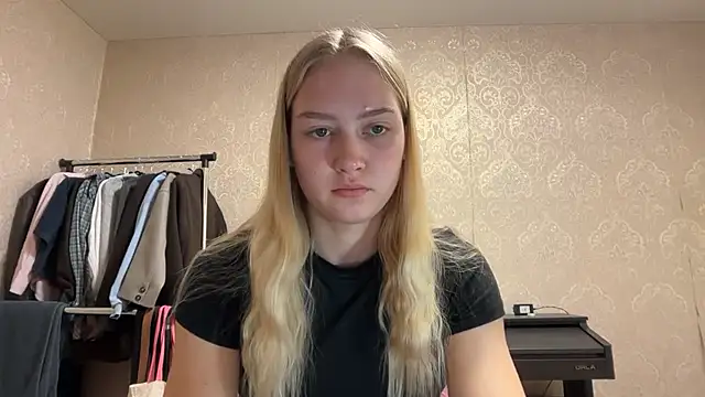 Snapshot of blondegirl2026 chatting on 07.27.26 blondegirl2026 online show from 07.27.26