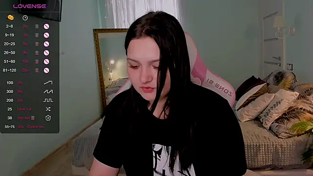 Snapshot of Aliceweidel_ chatting on 07.25.26 Aliceweidel online show from 07.25.26