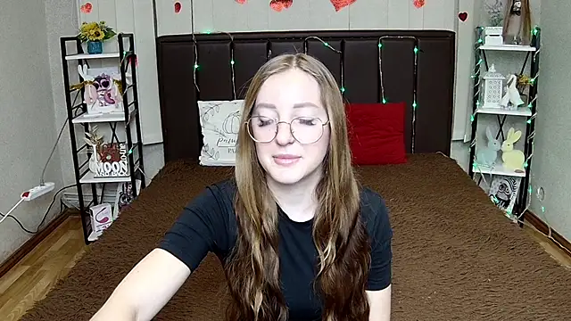 Snapshot of AnnaMills chatting on 07.27.26 AnnaMills online show from 07.27.26