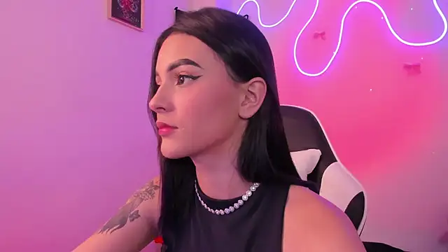 Snapshot of CarolineEvanss_11 chatting on 07.17.26 CarolineEvanss 11 online show from 07.17.26