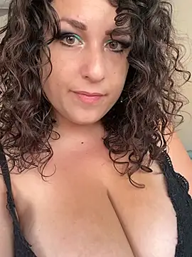 Snapshot of DreamCurves chatting on 07.30.26 DreamCurves online show from 07.30.26