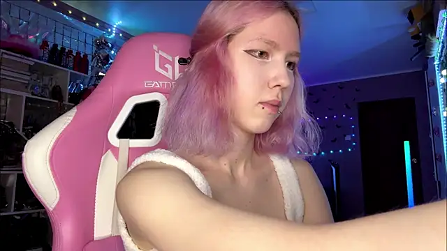 Snapshot of lonely_bunny chatting on 07.17.26 lonely bunny online show from 07.17.26