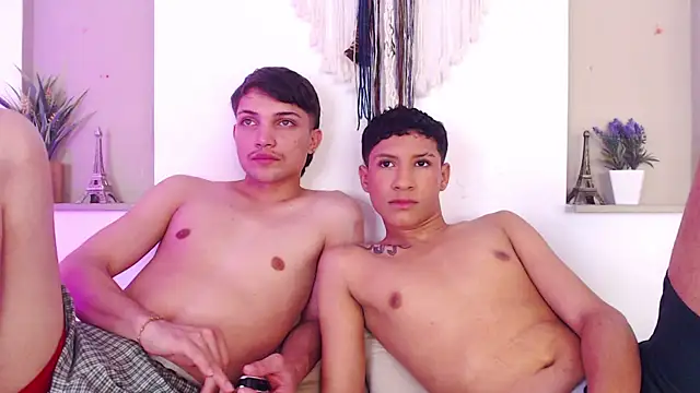 Snapshot of twin_heat chatting on 07.27.26 twin heat online show from 07.27.26