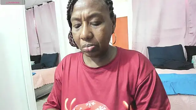 Snapshot of LupeAdams chatting on 04.22.26 LupeAdams online show from 04.22.26