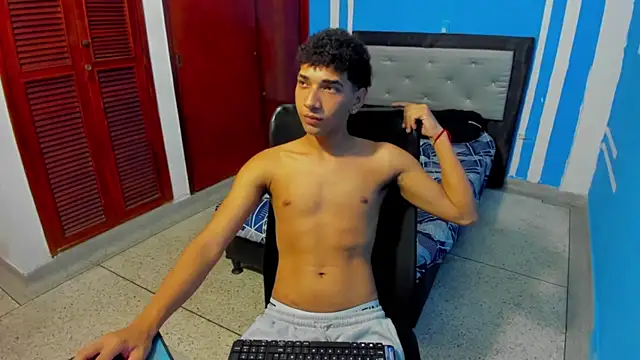 Snapshot of efrain_boy chatting on 07.27.26 efrain boy online show from 07.27.26