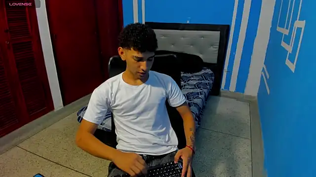 Snapshot of efrain_boy chatting on 07.27.26 efrain boy online show from 07.27.26