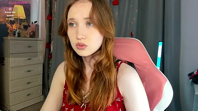 Snapshot of CozyKisses chatting on 07.26.26 CozyKisses online show from 07.26.26