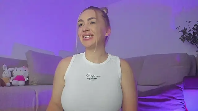 Snapshot of cute_blondiex chatting on 07.22.26 cute blondiex online show from 07.22.26