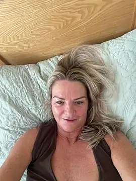 Holly-BlondeMILF44 online show from 08.02.26