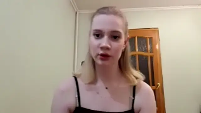 Snapshot of renna_rine chatting on 07.28.26 renna rine online show from 07.28.26