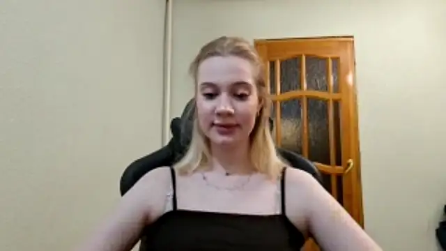 Snapshot of renna_rine chatting on 07.28.26 renna rine online show from 07.28.26