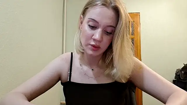 Snapshot of renna_rine chatting on 07.28.26 renna rine online show from 07.28.26