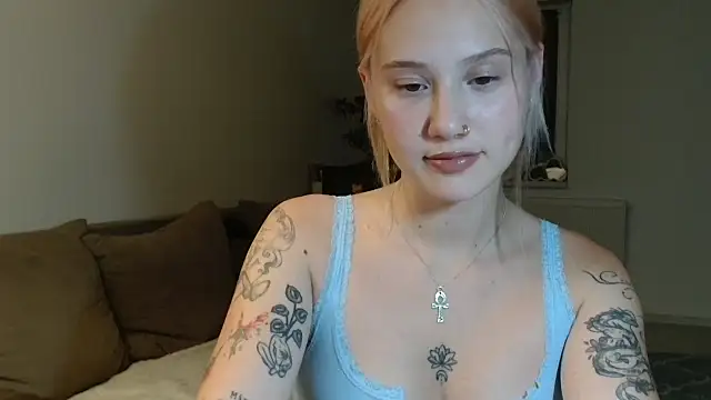 Snapshot of lynaDivine chatting on 07.27.26 lynaDivine online show from 07.27.26