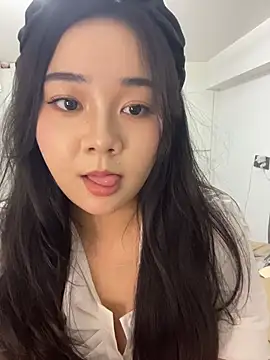 Snapshot of Luna-girl chatting on 07.23.26 Luna-girl online show from 07.23.26