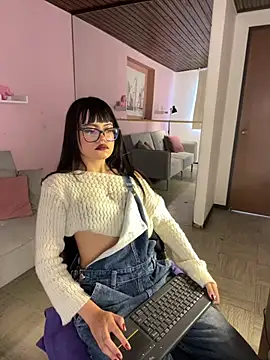 Saphira Pink online show from 07.23.26