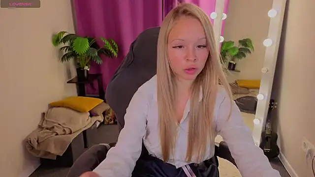 Snapshot of Milana_r0se chatting on 07.26.26 Milana r0se online show from 07.26.26