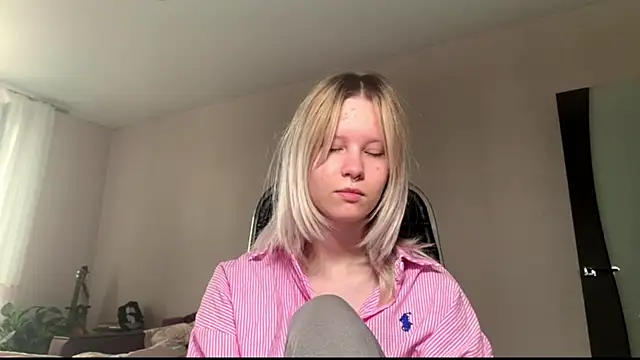 Snapshot of JessicaLowland chatting on 07.22.26 JessicaLowland online show from 07.22.26