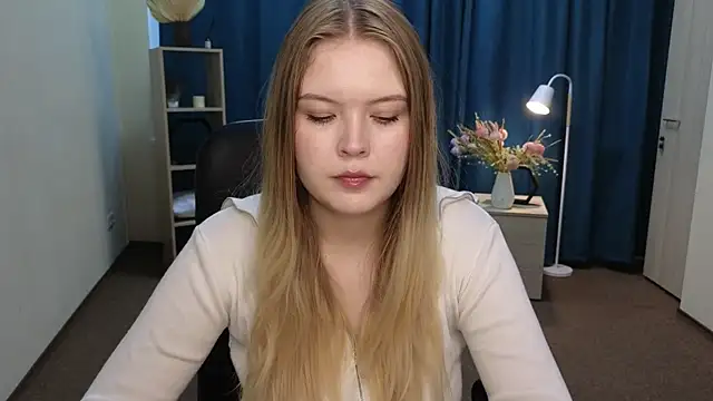 Snapshot of HortensiaHall chatting on 07.25.26 HortensiaHall online show from 07.25.26