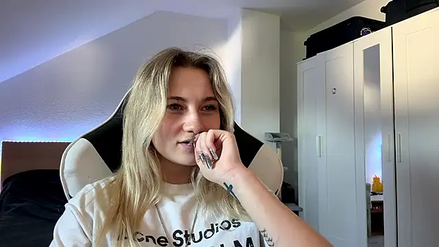 Snapshot of tutsiecutie chatting on 07.28.26 tutsiecutie online show from 07.28.26