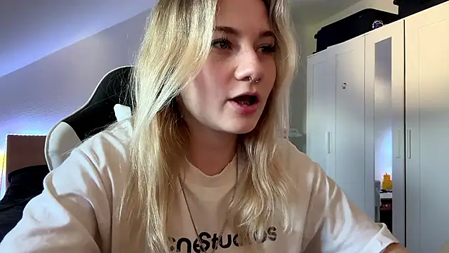 Snapshot of tutsiecutie chatting on 07.28.26 tutsiecutie online show from 07.28.26