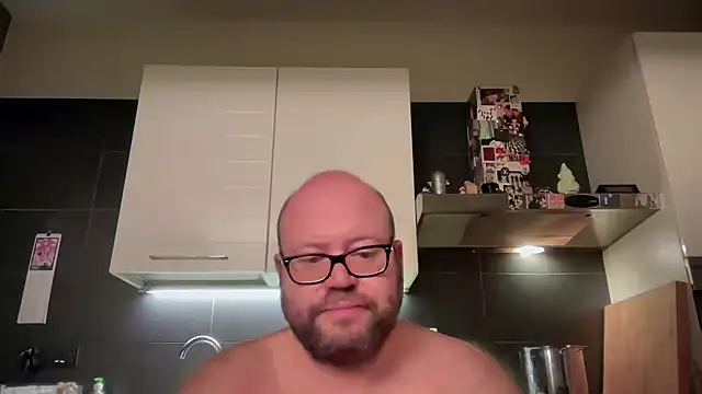 Snapshot of theitalianbear chatting on 04.16.26 theitalianbear online show from 04.16.26