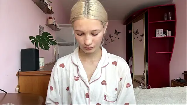 Snapshot of RoxyKindlimann chatting on 07.27.26 RoxyKindlimann online show from 07.27.26