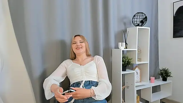 Snapshot of AmiraHofmeister chatting on 07.28.26 AmiraHofmeister online show from 07.28.26
