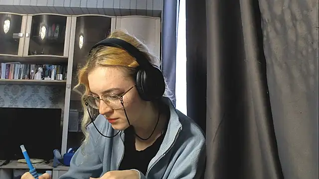 Snapshot of Adelinetre chatting on 07.30.26 Adelinetre online show from 07.30.26