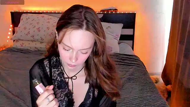 Snapshot of LilEmma19 chatting on 08.04.26 LilEmma19 online show from 08.04.26