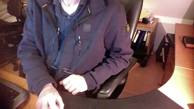 Snapshot of outlaw200 chatting on 12.09.24 outlaw200 online show from 12.09.24