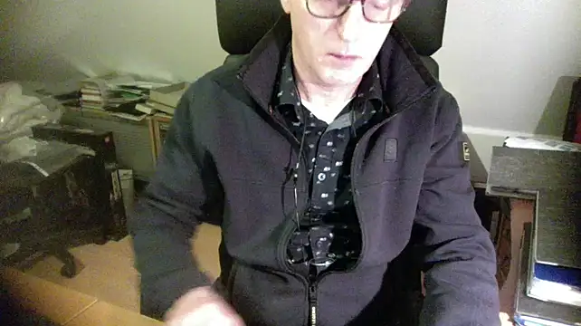 Snapshot of outlaw200 chatting on 01.11.25 outlaw200 online show from 01.11.25