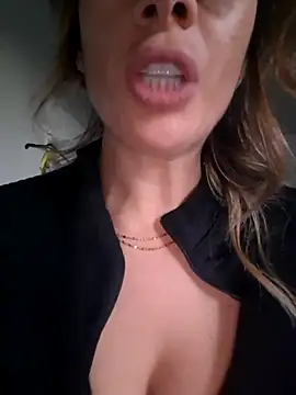 fammefatale1987 online show from 11.28.25