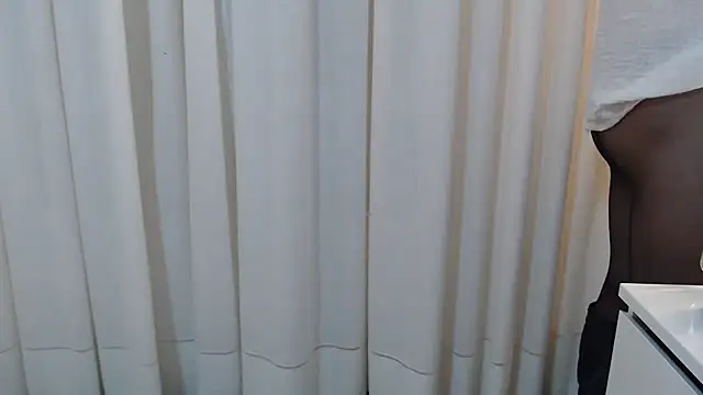 Snapshot of Chic_desire chatting on 09.27.25 Chic desire online show from 09.27.25