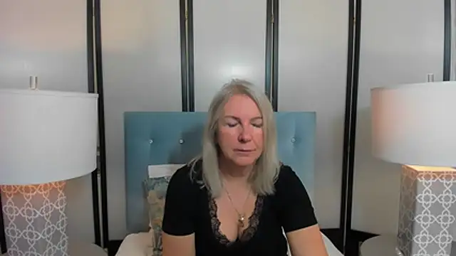 Snapshot of EricaTop chatting on 10.18.25 EricaTop online show from 10.18.25