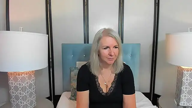 Snapshot of EricaTop chatting on 11.01.25 EricaTop online show from 11.01.25