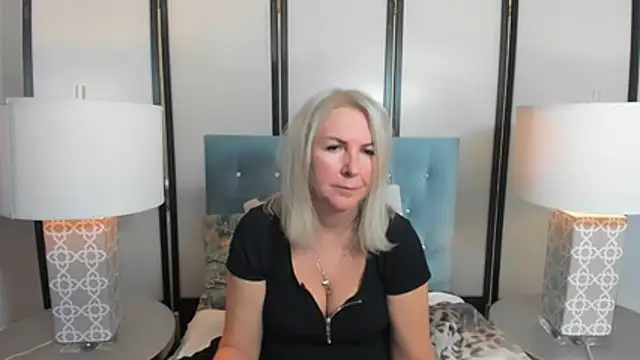 Snapshot of EricaTop chatting on 11.23.25 EricaTop online show from 11.23.25