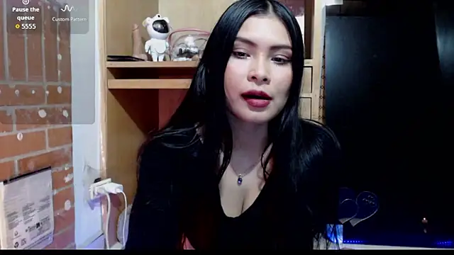 Snapshot of evolet01 chatting on 05.28.26 evolet01 online show from 05.28.26
